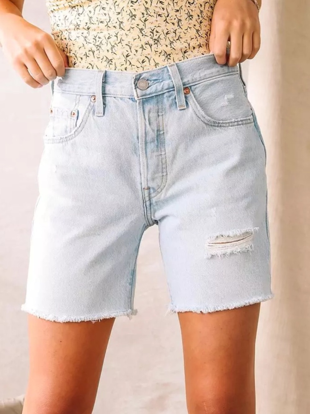 Levi’s 501 Light Wash Denim Mid Thigh Shorts - 24